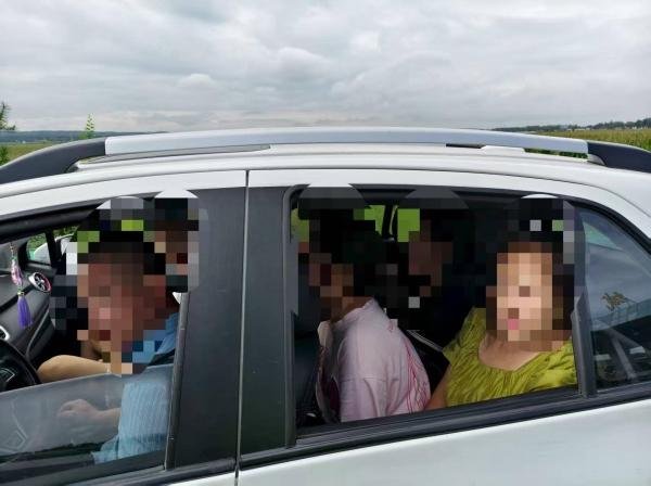 手机股票配资软件 抹不开情面硬接“顺风车” 家庭聚会后超员上路被处罚