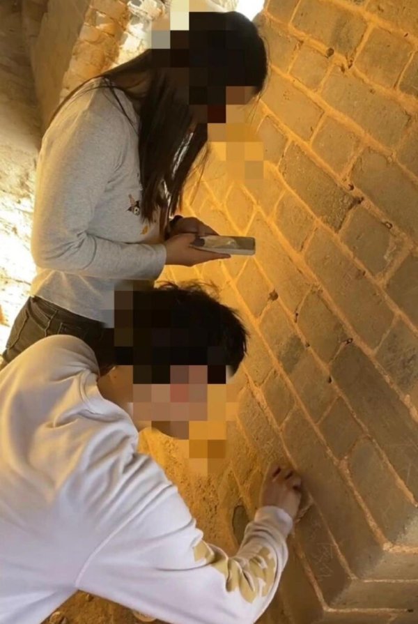 手机股票配资软件 情侣在司马台长城上刻画，警方已开启调查，后续进展及时公布